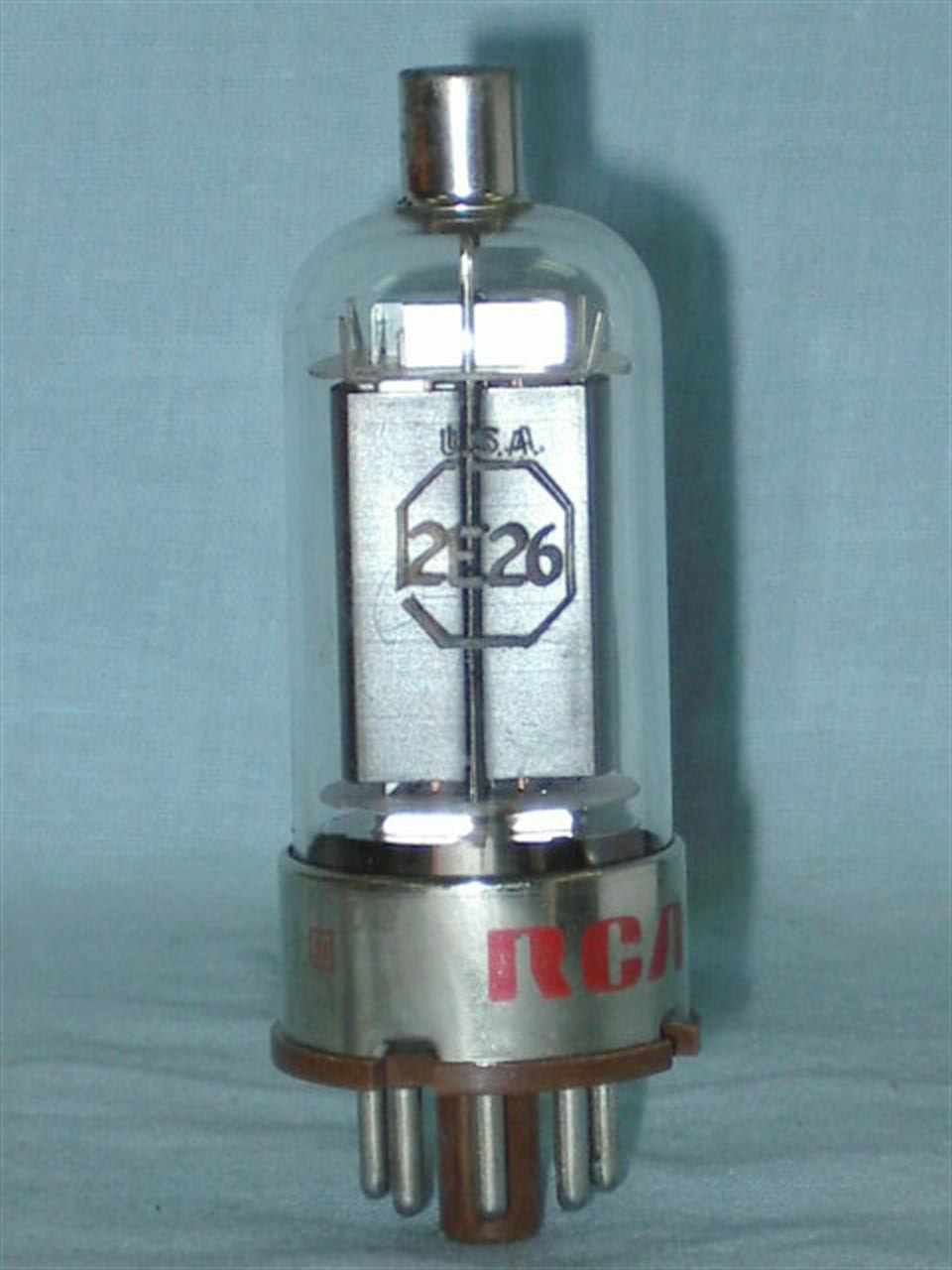 Válvulas pentodos para transmissão de radiofrequência em regime de baixa potência - Válvula 2E26 RCA