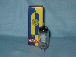 Pentodo pre-amplificador EF95 fabricado pela Valvo na Alemanha. 